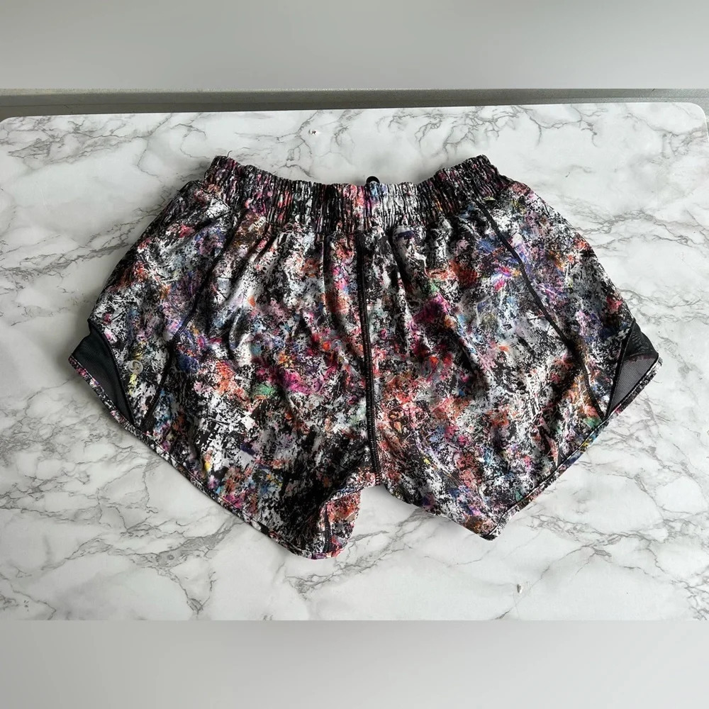 Lululemon Hotty Hot Short II Vitalize Multi / Black Size 6 Tall 4” Inseam Lined